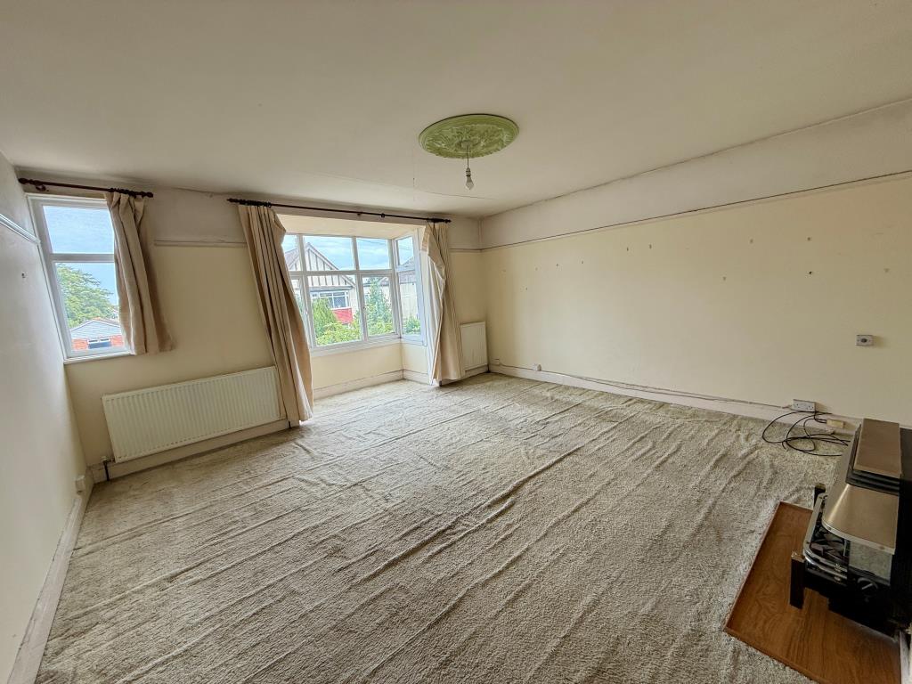 Lot: 95 - DETACHED FREEHOLD BUILDING - Living room